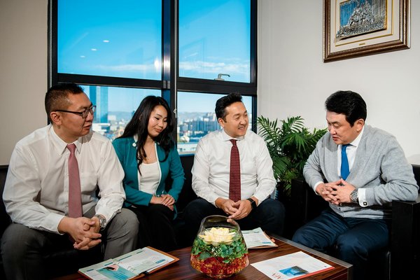 Tipps zur sanften Eingewöhnung eines alten Hundes an einen neugierigen Welpen